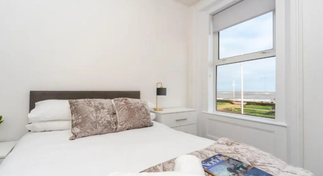 Sea Views Stunning 2 Bedroom Apartment #