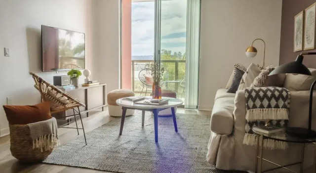 Newly Listed! Modern 1br/1ba Phoenix Apt by Domio, Забронировать Отель Отели Финикс 3 звезды, рядом с Площадь Исторического наследия, 3*