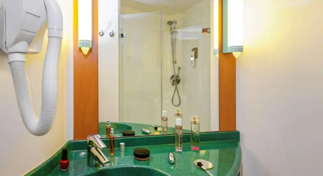 Трёхместный номер Standard ibis Longwy Mexy