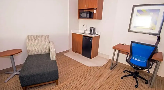 Четырёхместный люкс c 1 комнатой Holiday Inn Express Hotel & Suites-Hinton by IHG