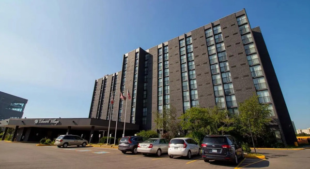 Кровать в общем номере Edward Hotel North York