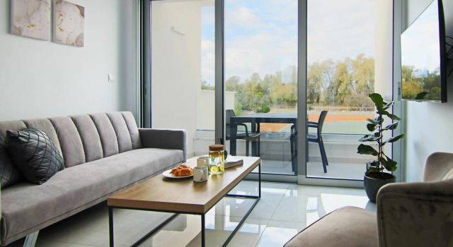 Phaedrus Living - Seaside Executive Flat Harbour 204, Забронировать Отель Отели района Пафоса с парковкой, рядом с Церковь Панахии Хрисополитиссы, Парковка