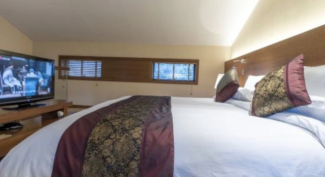 Люкс Deluxe Мансарда с видом на озеро Jinyaxuan Boutique Courtyard Hotel
