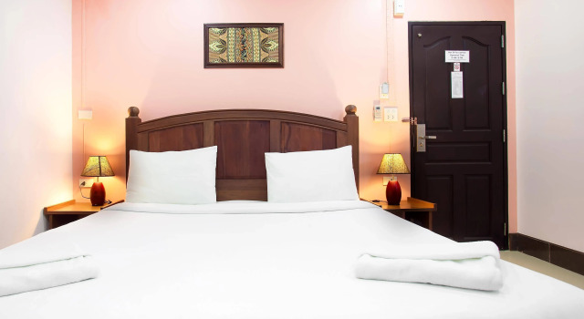 Baan Sutra Guesthouse, Забронировать Отель Недорогие отели острова Пхукета, недорого