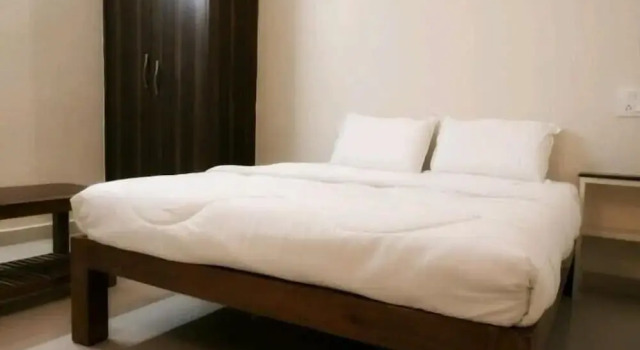Iroomz Hotel Krishna Inn