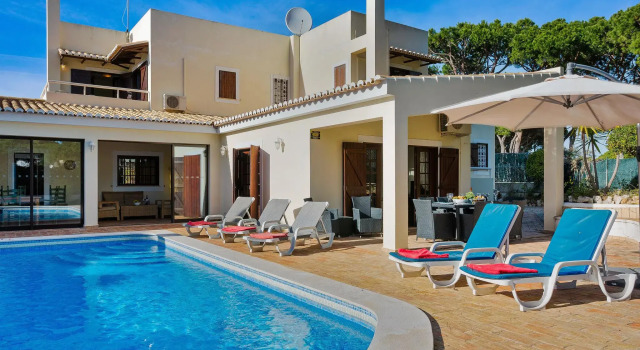 Beautiful 4 bedroom Villa with private pool & gardens close to Marina Vilamoura