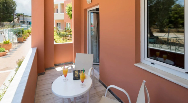 Полулюкс Chrispy Beach Resort, Agia Marina