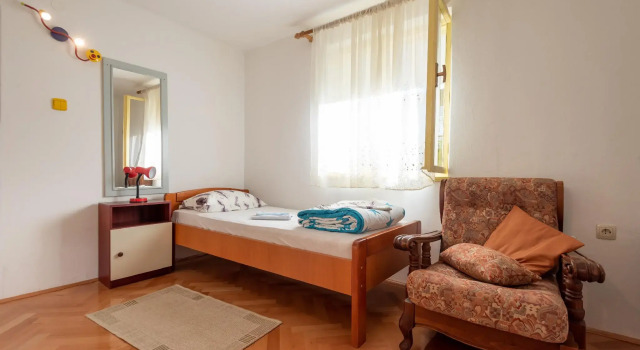 Apat 2 bedrooms, a bathroom, a kitchen,living room