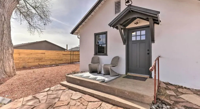 Modern Kanab Cottage w/ View < 1 Mi to Hiking!, Boek Vakantiehuis Hotels in Kane County met parkeren, Parkeren