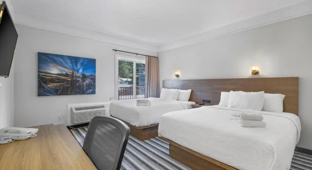 Standart dört kişilik oda Northwinds Hotel Canmore