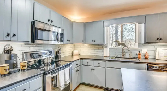 Коттедж Classy Clayton Home w/ Views < 1 Mi to Downtown!