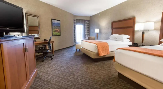 Четырёхместный номер Superior с балконом Drury Plaza Hotel Flagstaff