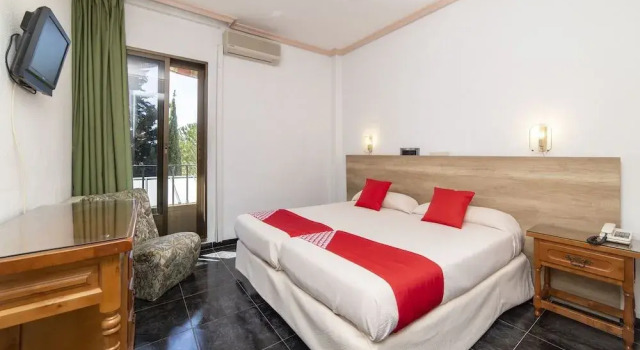 Hotel El Prado by Vivere Stays, Забронировать Отель Карраскоса-дель-Кампо 