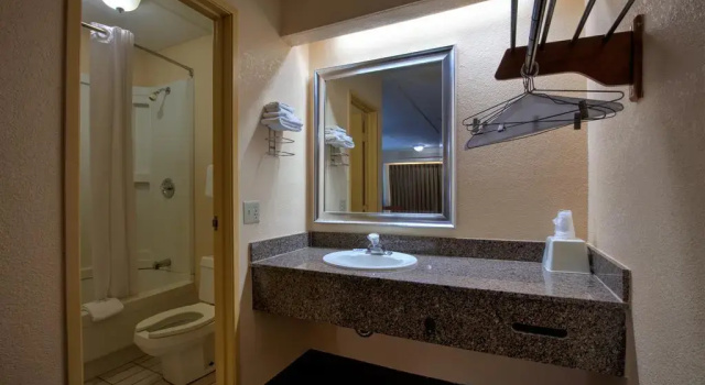 Кровать в общем номере Fair View Inn & Suites