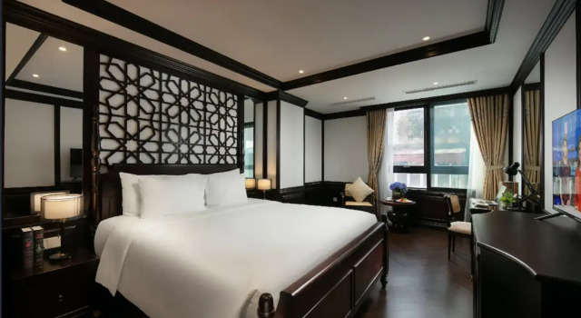 Номер Premier MAY DE VILLE Crown Hotel