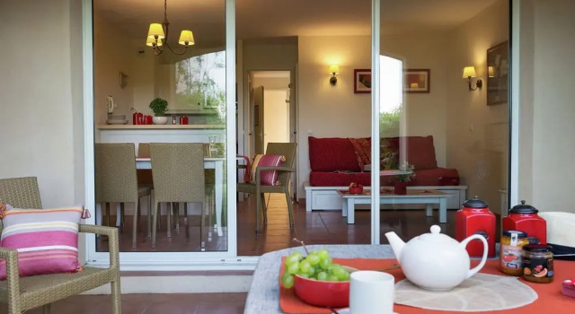Comfortable Apartment Located in Authentic Provencal Village, Varaa Huoneisto Vernegues Carros