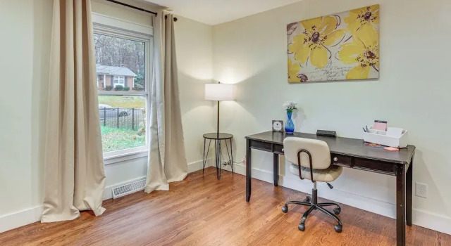 Dog-friendly Yard, 5 Mi to Uptown: Charlotte Home, Rezervați Casă de vacanță Charlotte Carolina de Nord