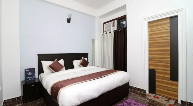 OYO 10810 Sangvi Palace