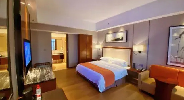 Люкс Executive с балконом и с видом на озеро Country Garden Tianlu Lake Phoenix Hotel
