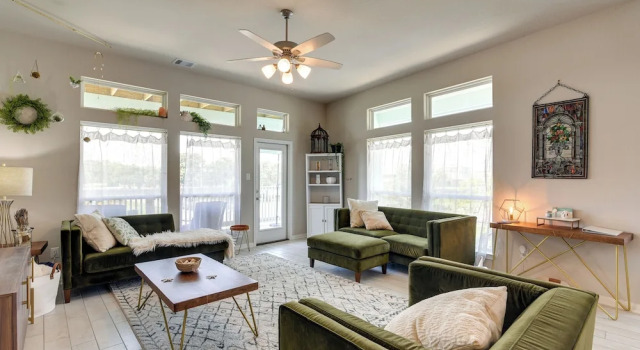 Коттедж La Porte Home w/ Balconies: Walk to Beach!