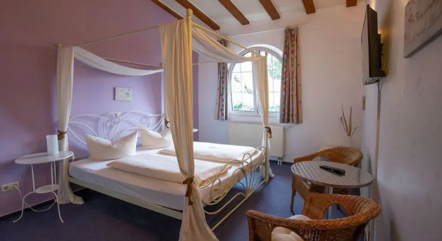 Hotel Schlosshof Dolgesheim, Забронировать Отель Дольгесхайм земля Гессен