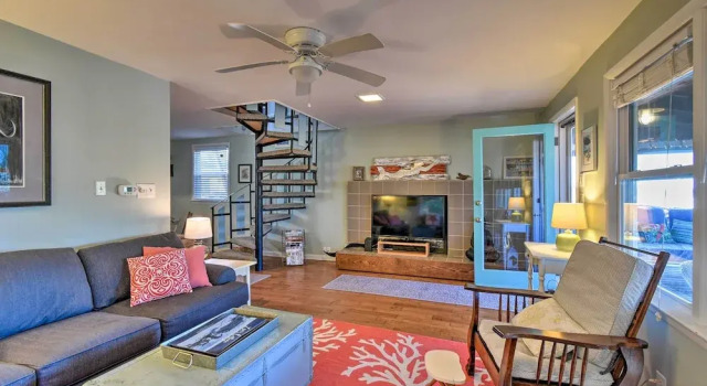 Classic Chesapeake Beachside Cottage w/ Porch!