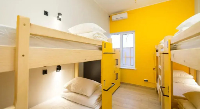 Кровать в общем номере HOTEL Bee Station