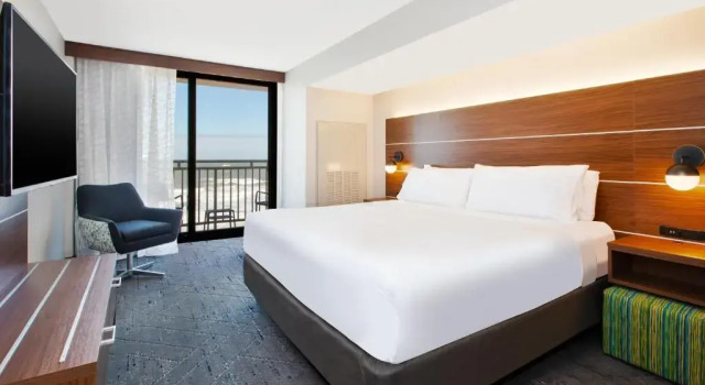 Люкс Holiday Inn Express & Suites VA Beach Oceanfront by IHG