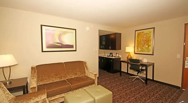 Двухместный люкс c 1 комнатой Holiday Inn Express & Suites Charlotte North by IHG