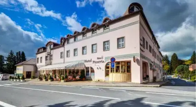 Hotel Pizzeria Istria, Забронировать Отель Отели Оломоуцкий края с парковкой, Парковка