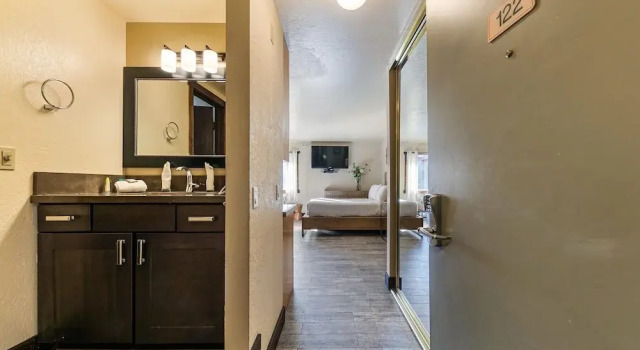 122 Bldg B 1 Bedroom Studio, Забронировать Апартаменты/квартира Траки Скво-Вэлли, рядом с West End Beach