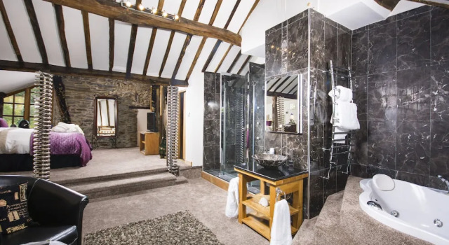 Коттедж Luxury Cornerstones, 16th Century Luxury Self Catering House overlooking the River Dee