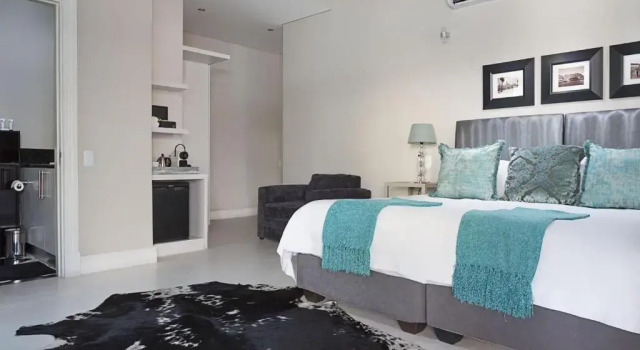 Номер Deluxe с балконом Long Street Boutique Hotel