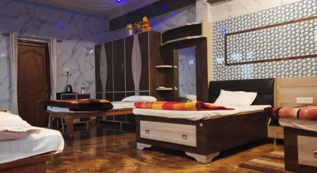 Кровать в общем номере Hotel Pushpanjali