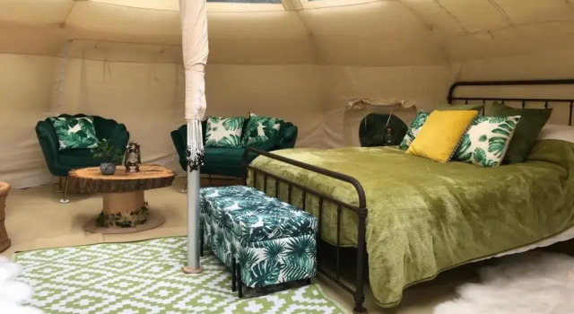 Orion 4-person Stunning Lotus Belle Tent, Varaa Lomakoti Mökit kohteessa Merseyside, Mökki