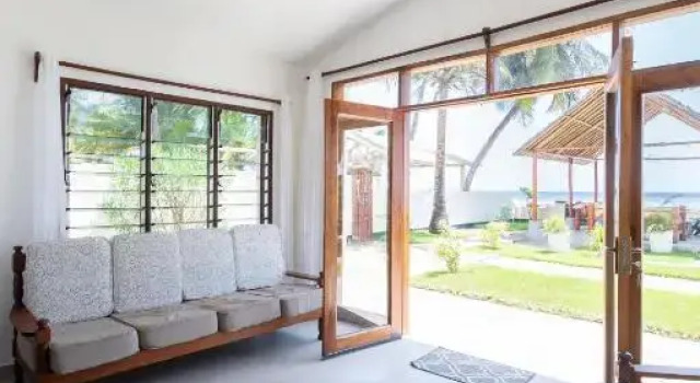 Oasys House - Beautiful Private Beach Front Home, Varaa Hotelli Hotellit Coast Region uima-altaalla, Uima-allas