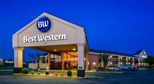 Кровать в общем номере Best Western Windsor Suites