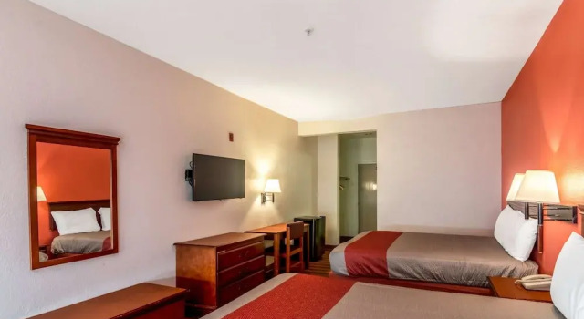 Четырёхместный люкс Standard Motel 6 Oklahoma City OK Fairgrounds West