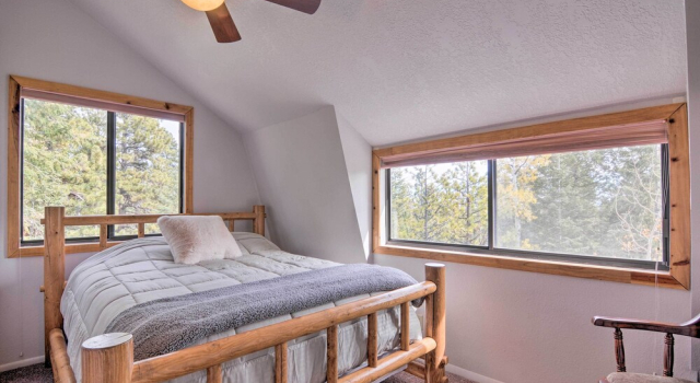 Duck Creek Village Cabin w/ Deck on Half Acre, Rezerwuj Hotel Duck Creek Village Kane County