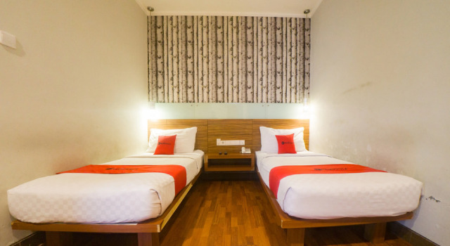 RedDoorz Plus @ Celaket, Rezervovat Hotel Hotely v Malang s parkováním, poblíž Taman Rekreasi Kota, Parkování