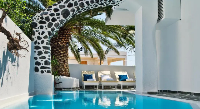 Кровать в общем номере Galatia Villas