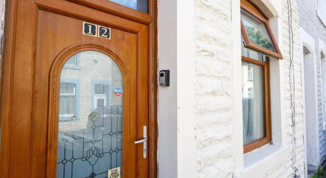 4 Beds Sleeps 6 - Elegance Leisure Stay, Burnley, Varaa Huoneisto Asunnot kohteessa Merseyside, Huoneisto