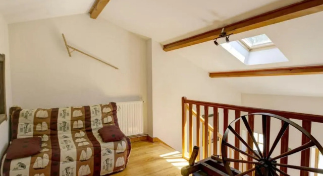 Gîte Charmant avec Jardin Privatif, Cheminée, et Activités Nature Proches, Animaux Acceptés - FR-1-496-66, Prenota Hotel Hotel a Alvernia con parcheggio, Parcheggio