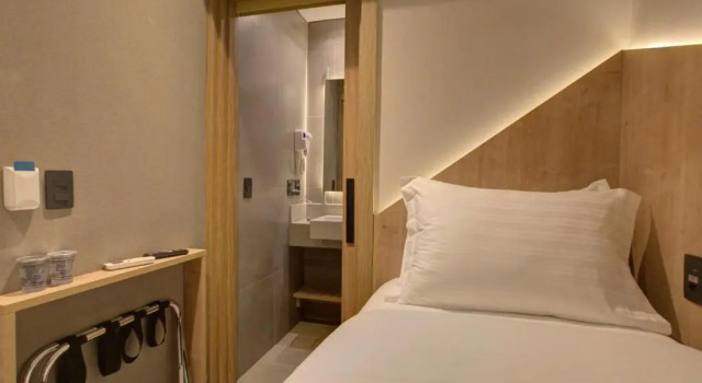 Fast Sleep Suites by Slaviero Hotéis dentro do Aeroporto Guarulhos Terminal 2, desembarque Oeste, Забронировать Отель Отели Гуарульюс 3 звезды, 3*
