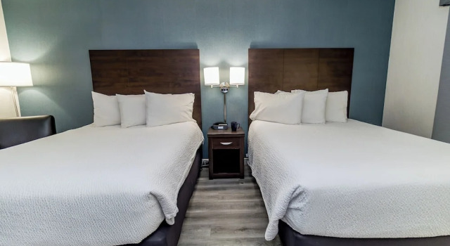Четырёхместный номер Premier с балконом Victoria Inn Hotel & Convention Centre Brandon