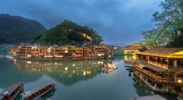 Miss Dong’s River View Homestay, Fenghuang Ancient Town, Book Hotel Xiangxi Hunan