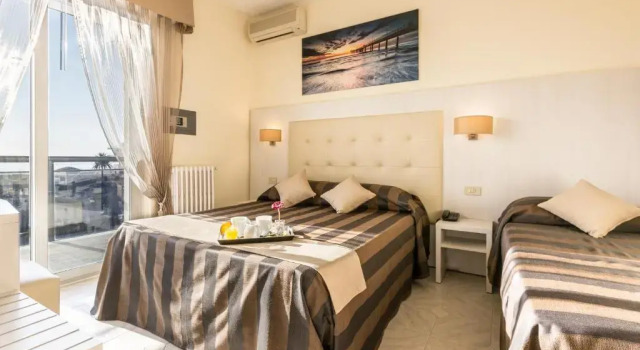 Трёхместный номер Standard с балконом и с видом на море Hotel King