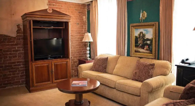 Апартаменты Deluxe Quarter House Suites