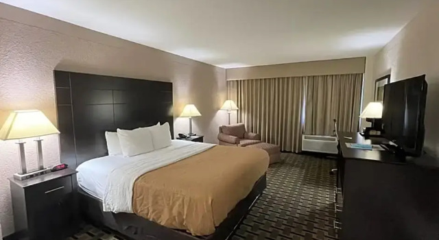 Двухместный номер Deluxe Quality Inn & Suites Cincinnati Downtown Area