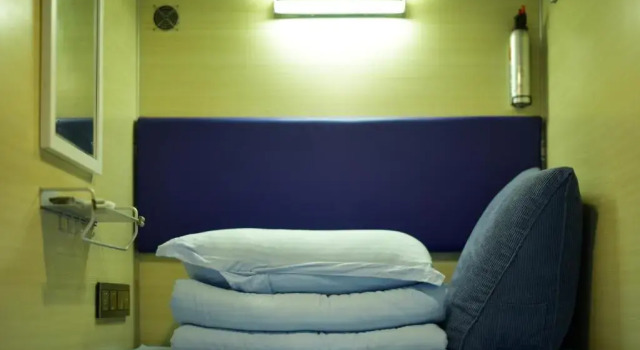 Кровать в общем номере с красивым видом из окна Qingting Space Capsule Hostel